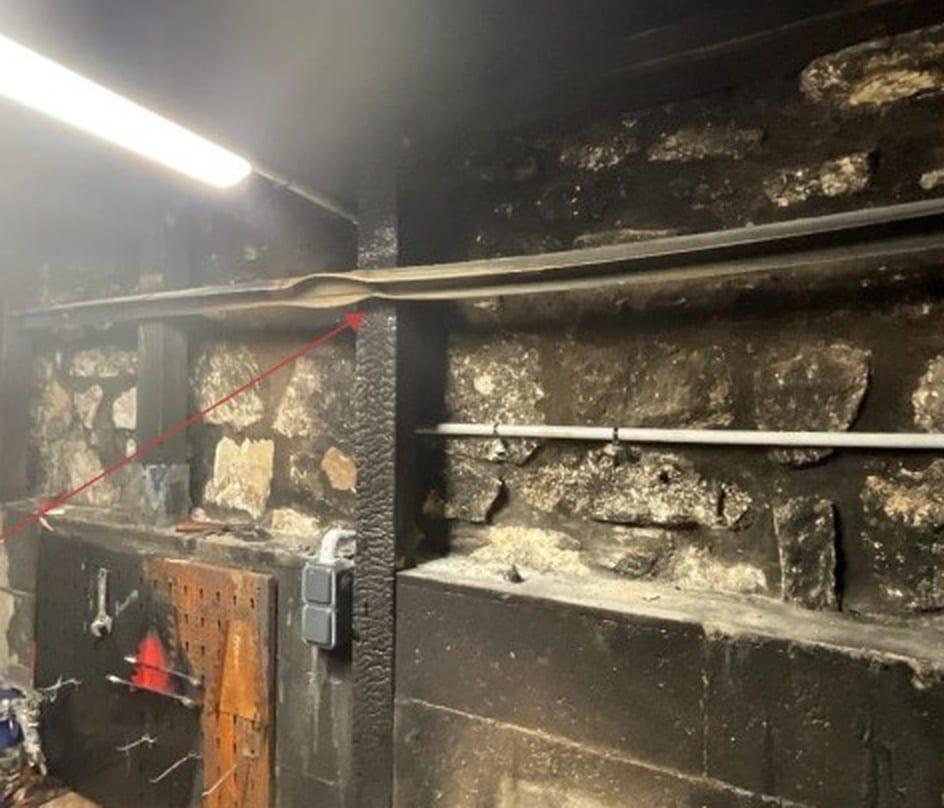 Poteau bois fortement dégradé après incendie