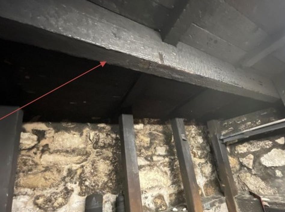 Poutre bois fortement dégradée après incendie